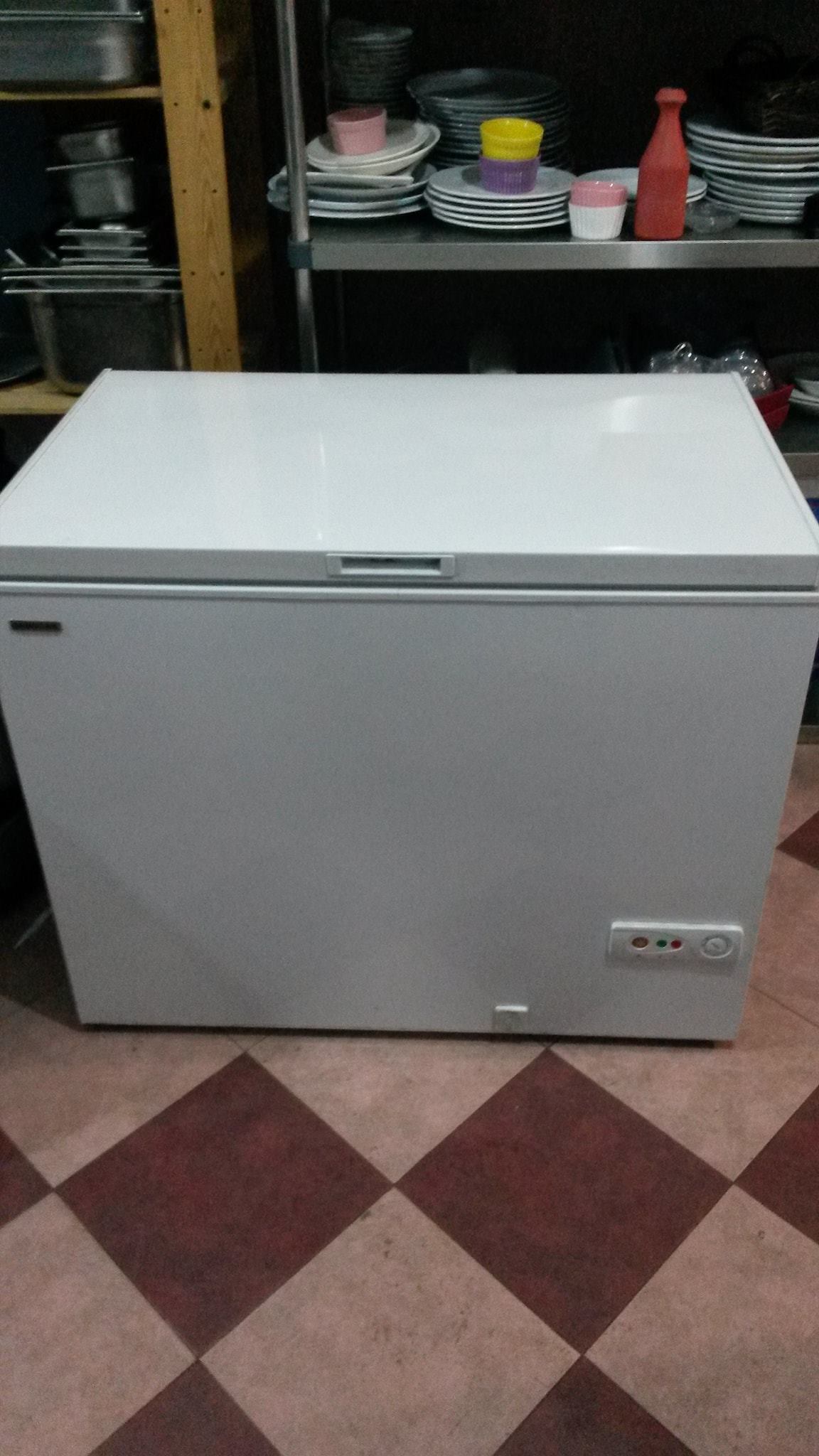 Üstten kapaklı sandık tipi derin dondurucu hacimleri gayet büyüktür.